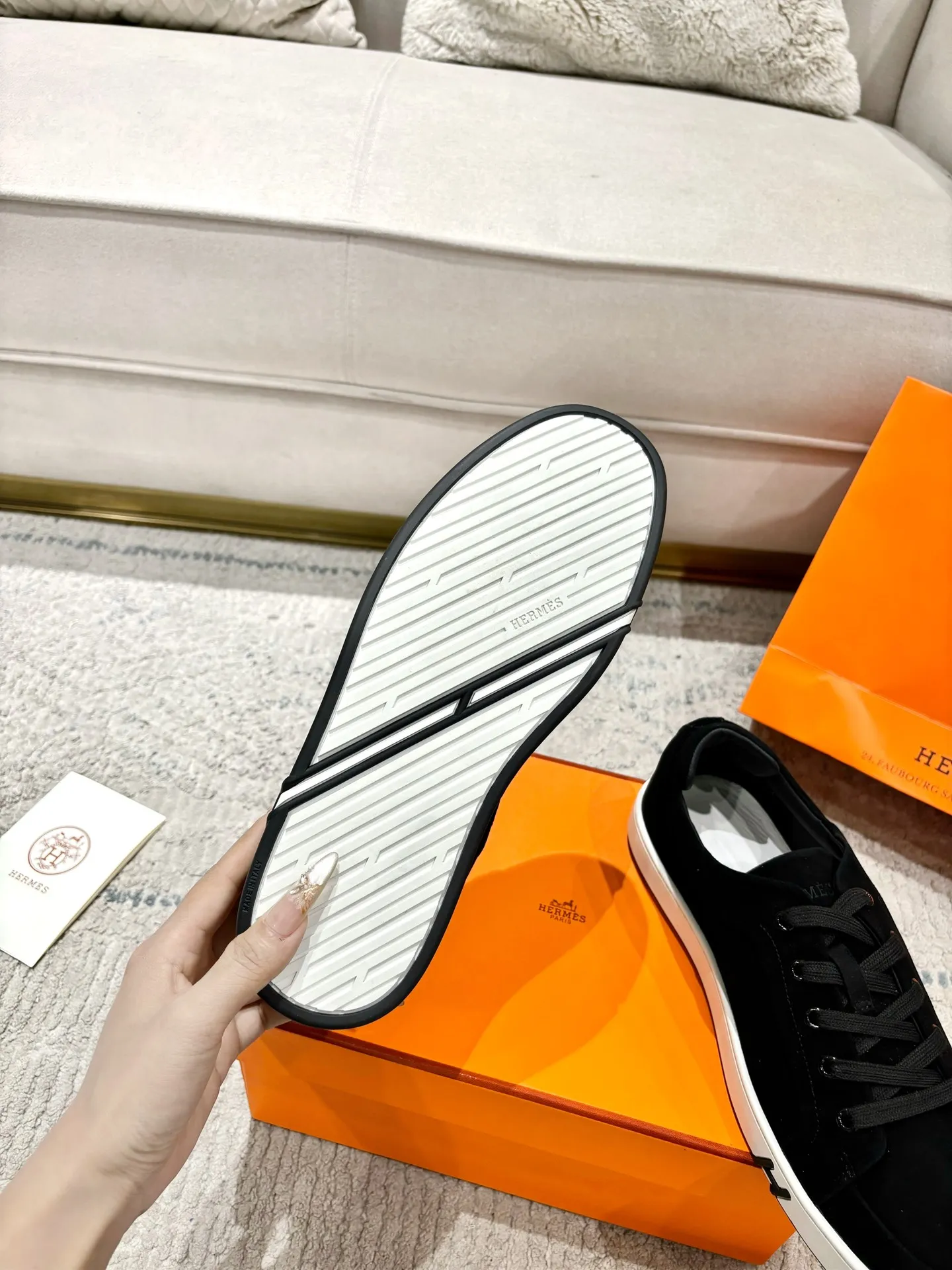 👟👟Ex-factory price 640👟👟 Men's model ➕10 Hermes·Hermès 2025ss new Lucky series men's leather loafers casual sports shoes for women Top version 🔝Original purchase, development and production👍🏻 This Hermès sports shoe is made of calfskin and suede goatskin, with iconic "H" details on the side, creating a dynamic and fashionable style. 💘 💜Material: original imported first-layer cowhide 💛Inner lining: original customized soft sheepskin 💚Sole: original molded non-slip TPU outsole ❤️Sole thickness: about 2.5cm 🤍Number of yards: 35-45👣 (40 for women and 45 for men, custom-made and non-refundable